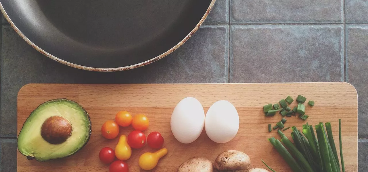 recetas saludables faciles hechas la sartén una tabla con verduras y un sartén de teflón